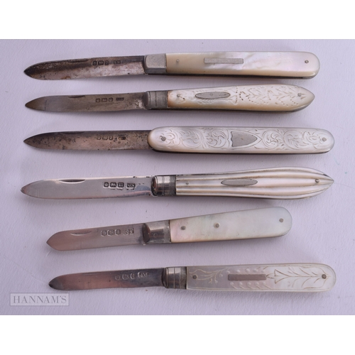 1233 - SIX ANTIQUE SILVER BLADED FRUIT KNIVES. 101 grams. 13 cm long. (6)