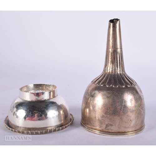 1299 - Georgian .925 sterling silver wine funnel 160g. London 1829. 12 cm high.