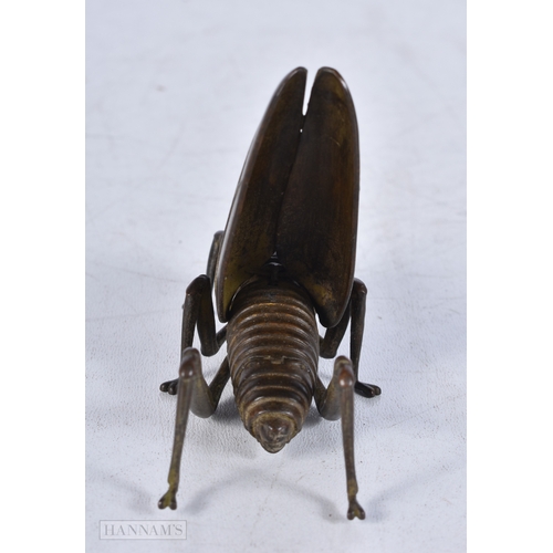 3017 - A Japanese bronze locust 8 cm.