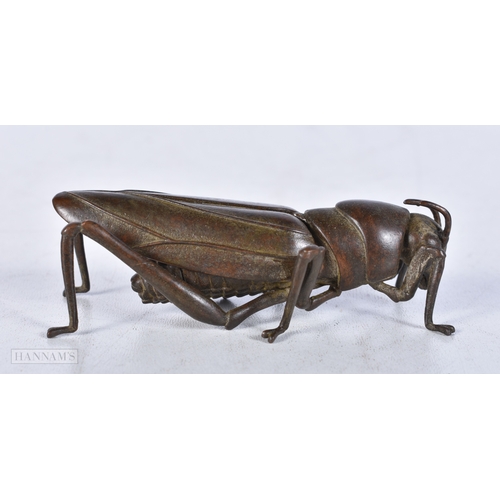 3017 - A Japanese bronze locust 8 cm.