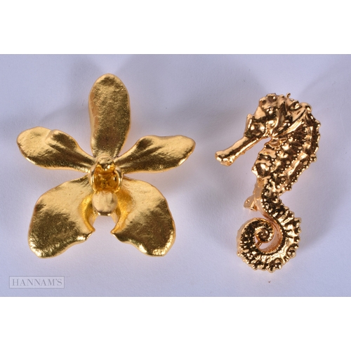 3022 - A gold plate Iris flower broach together with a seahorse brooch 4.5 x 4.5 cm (2)