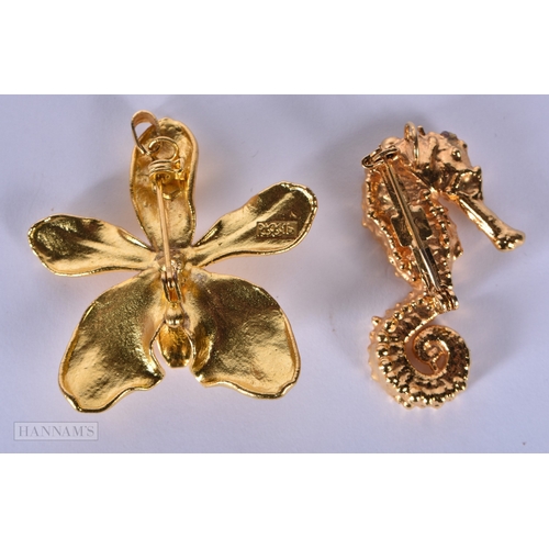 3022 - A gold plate Iris flower broach together with a seahorse brooch 4.5 x 4.5 cm (2)