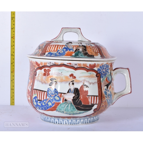 3056 - A Japanese Imari porcelain chamber pot 24cm,