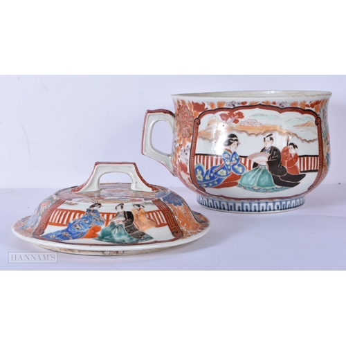 3056 - A Japanese Imari porcelain chamber pot 24cm,