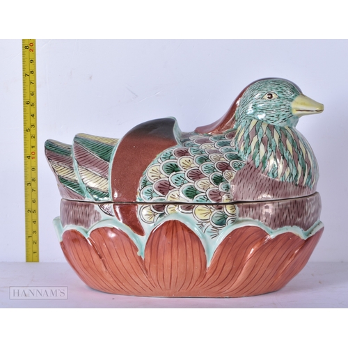 3057 - A Chinese porcelain Peking Duck egg box 18 x 24 cm
