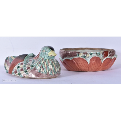 3057 - A Chinese porcelain Peking Duck egg box 18 x 24 cm