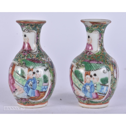 304 - A PAIR OF 19TH CENTURY CHINESE CANTON FAMILLE ROSE VASES Qing. 8 cm high.