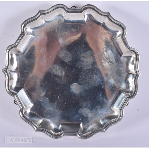 321 - A GEORGE III STYLE SILVER SALVER. London 1917. 231 grams. 18.5 cm wide.