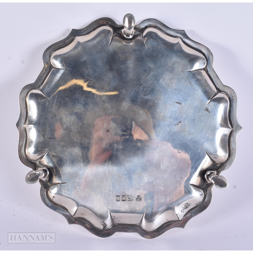 321 - A GEORGE III STYLE SILVER SALVER. London 1917. 231 grams. 18.5 cm wide.