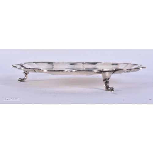 321 - A GEORGE III STYLE SILVER SALVER. London 1917. 231 grams. 18.5 cm wide.