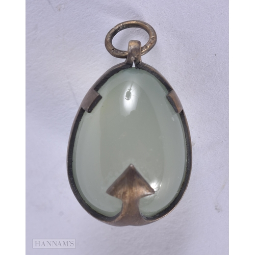 323 - A CONTINENTAL SILVER AND AGATE EGG PENDANT. 4.1 grams. 2.25 cm x 1.25 cm.
