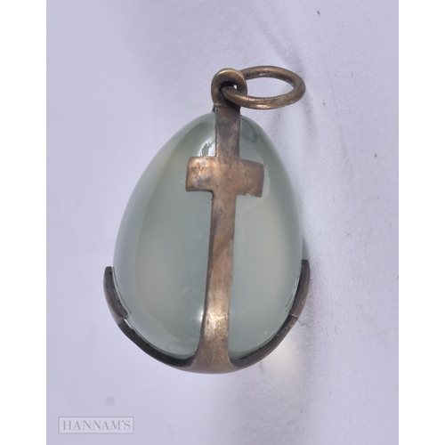 323 - A CONTINENTAL SILVER AND AGATE EGG PENDANT. 4.1 grams. 2.25 cm x 1.25 cm.