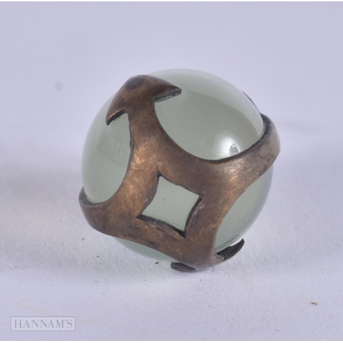 323 - A CONTINENTAL SILVER AND AGATE EGG PENDANT. 4.1 grams. 2.25 cm x 1.25 cm.