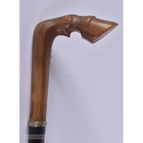 325 - A 19TH CENTURY CARVED RHINOCEROS HORN HORSE HOOF WALKING CANE. 88 cm long.