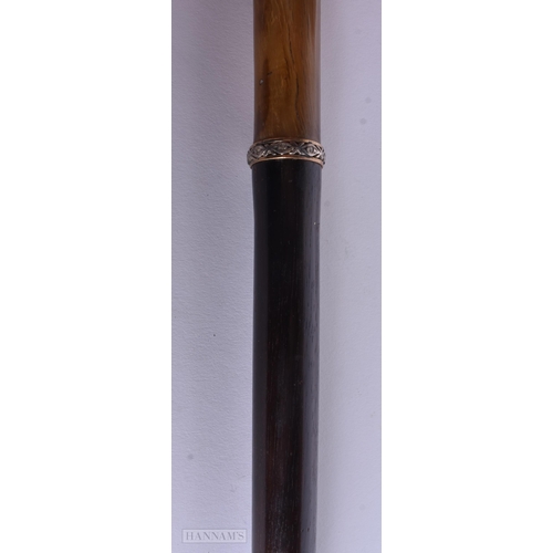 325 - A 19TH CENTURY CARVED RHINOCEROS HORN HORSE HOOF WALKING CANE. 88 cm long.