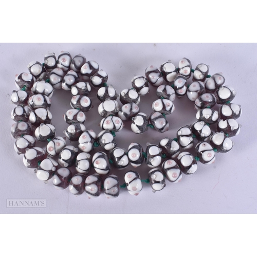 336 - BEAD NECKLACES. 372 grams. 75 cm long.(2)