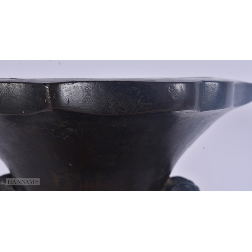 429 - A 17TH/18TH CENTURY CHINESE TWIN HANDLED BRONZE PRESENTATION VASE Ming/Qing. 30 cm x 12 cm.