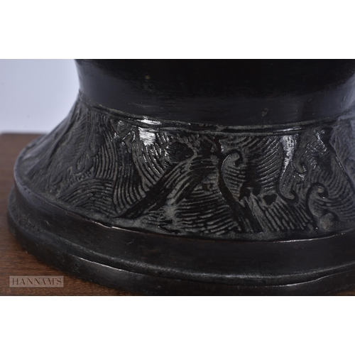 429 - A 17TH/18TH CENTURY CHINESE TWIN HANDLED BRONZE PRESENTATION VASE Ming/Qing. 30 cm x 12 cm.