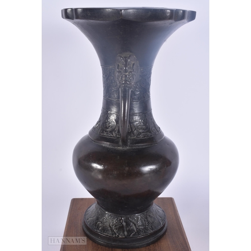 429 - A 17TH/18TH CENTURY CHINESE TWIN HANDLED BRONZE PRESENTATION VASE Ming/Qing. 30 cm x 12 cm.