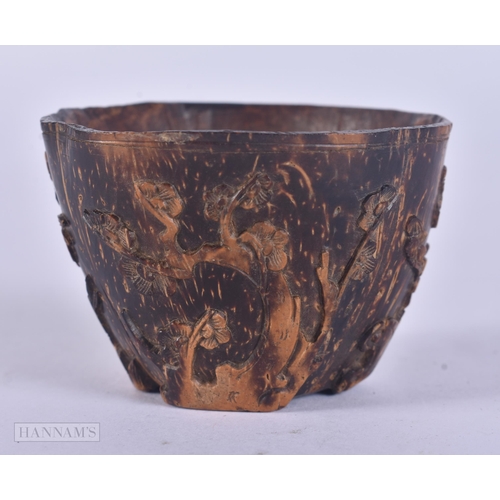 431 - A FINE 17TH/18TH CENTURY CHINESE CARVED COCONUT CUP Kangxi/Yongzheng. 5.75 cm wide.