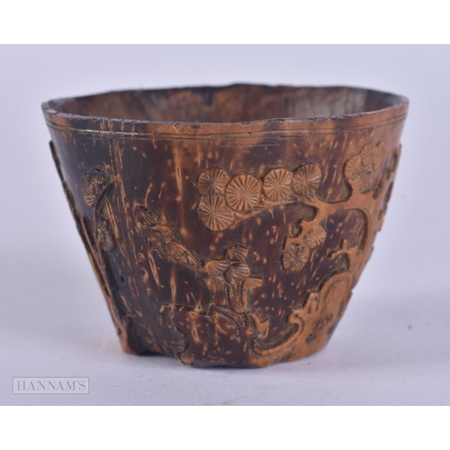 431 - A FINE 17TH/18TH CENTURY CHINESE CARVED COCONUT CUP Kangxi/Yongzheng. 5.75 cm wide.