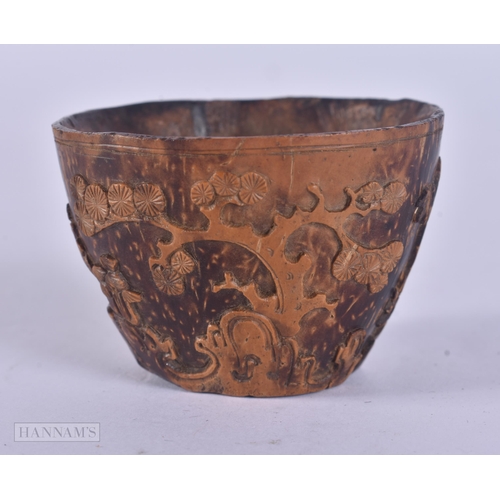 431 - A FINE 17TH/18TH CENTURY CHINESE CARVED COCONUT CUP Kangxi/Yongzheng. 5.75 cm wide.