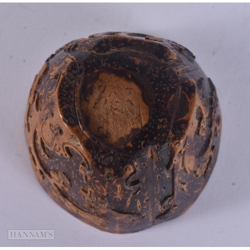 431 - A FINE 17TH/18TH CENTURY CHINESE CARVED COCONUT CUP Kangxi/Yongzheng. 5.75 cm wide.