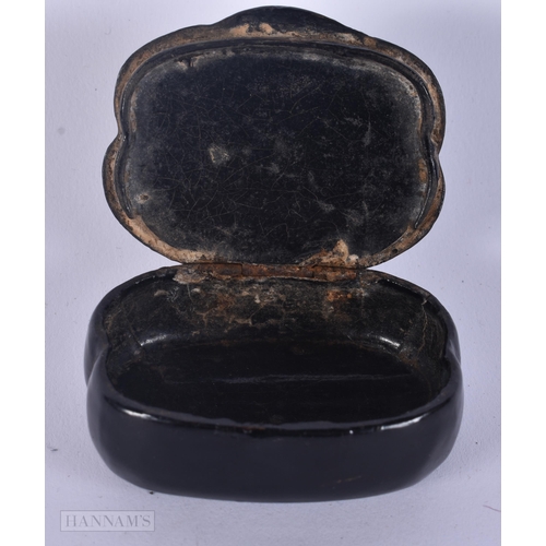 438 - AN UNUSUAL EARLY VICTORIAN PAPIER MACHE PORTRAIT SNUFF BOX. 5.5 cm x 4.25 cm.