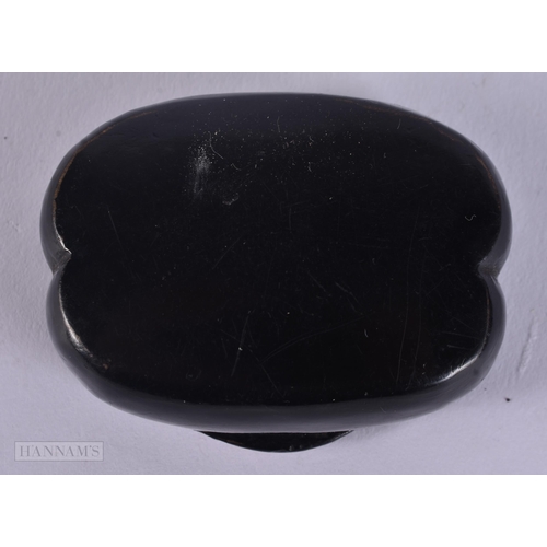 438 - AN UNUSUAL EARLY VICTORIAN PAPIER MACHE PORTRAIT SNUFF BOX. 5.5 cm x 4.25 cm.