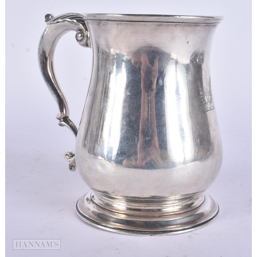 452 - A GEORGE III SILVER MUG. 377 grams. 12.5 cm high.