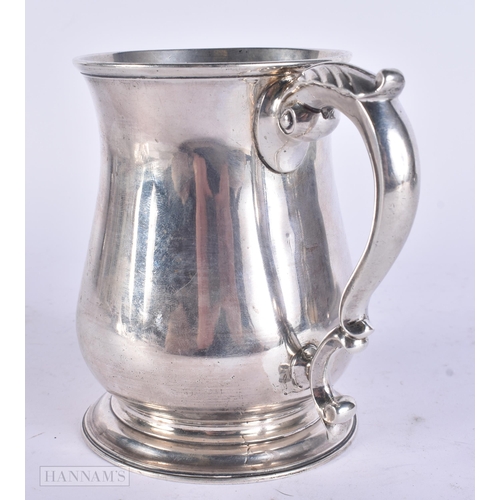 452 - A GEORGE III SILVER MUG. 377 grams. 12.5 cm high.