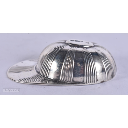 459 - AN ART DECO SILVER JOCKEY HAT CADDY SPOON. Sheffield 1938. 16.3 grams. 5.5 cm x 3.5 cm.
