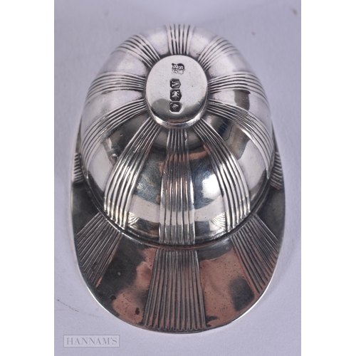 459 - AN ART DECO SILVER JOCKEY HAT CADDY SPOON. Sheffield 1938. 16.3 grams. 5.5 cm x 3.5 cm.