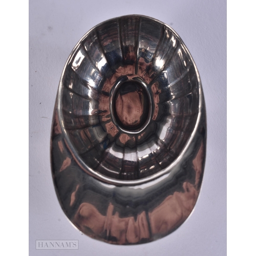 459 - AN ART DECO SILVER JOCKEY HAT CADDY SPOON. Sheffield 1938. 16.3 grams. 5.5 cm x 3.5 cm.