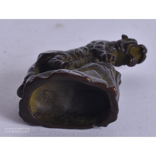 460 - A JAPANESE BRONZE TIGER. 73 grams. 5.25 cm x 4.25 cm.