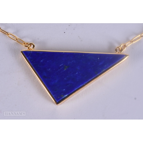 473 - A SILVER GILT AND LAPIS NECKLACE. 6.3 grams. 49 cm long.