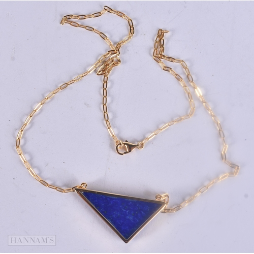 473 - A SILVER GILT AND LAPIS NECKLACE. 6.3 grams. 49 cm long.