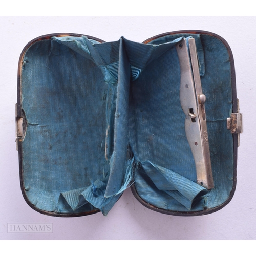 526 - AN ANTIQUE SILVER INLAID PIQUE WORK TORTOISESHELL SNUFF BOX. 8 cm x 5 cm.