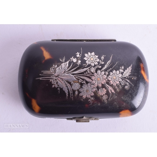 526 - AN ANTIQUE SILVER INLAID PIQUE WORK TORTOISESHELL SNUFF BOX. 8 cm x 5 cm.