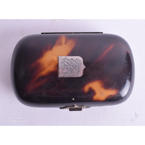 526 - AN ANTIQUE SILVER INLAID PIQUE WORK TORTOISESHELL SNUFF BOX. 8 cm x 5 cm.