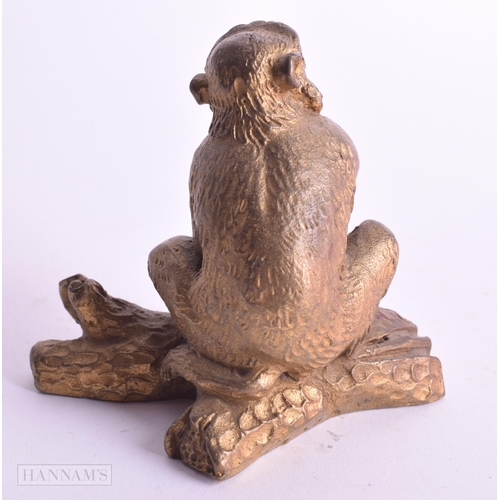 533 - AN ANTIQUE BRONZE FIGURE OF A MONKEY. 8 cm x 8 cm.