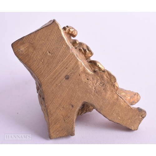533 - AN ANTIQUE BRONZE FIGURE OF A MONKEY. 8 cm x 8 cm.