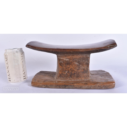 661 - A 19TH CENTURY AFRICAN TRIBAL CARVED WOOD STOOL HEADREST. 28 cm wide.