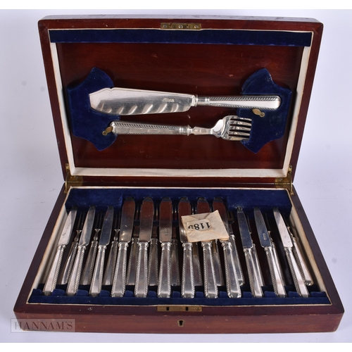 890 - A CANTEEN OF SILVER HANDLED AND BLADED CUTLERY. 1170 grams. Box 38 cm x 26 cm.