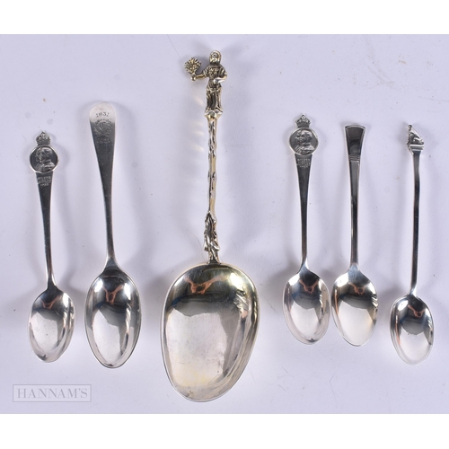 893 - AN 18TH CENTURY CONTINENTAL SILVER GILT APOSTLE SPOON together with other silver spoons. 111 grams. ... 