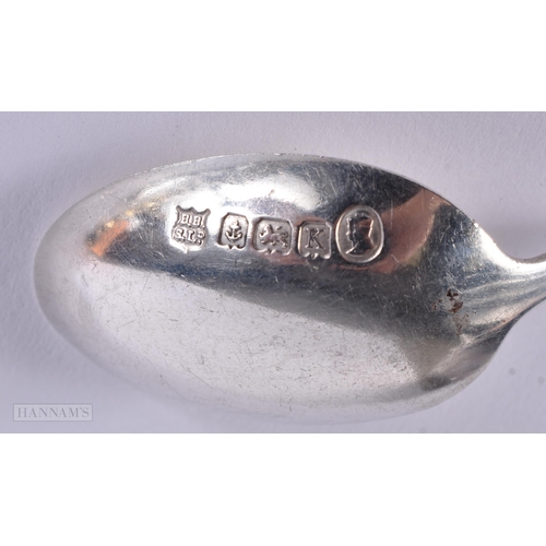 893 - AN 18TH CENTURY CONTINENTAL SILVER GILT APOSTLE SPOON together with other silver spoons. 111 grams. ... 