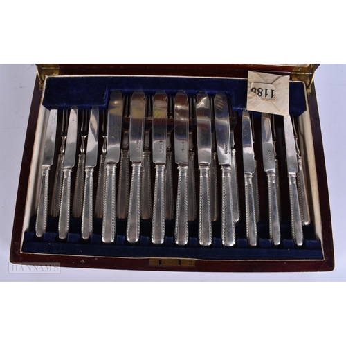890 - A CANTEEN OF SILVER HANDLED AND BLADED CUTLERY. 1170 grams. Box 38 cm x 26 cm.
