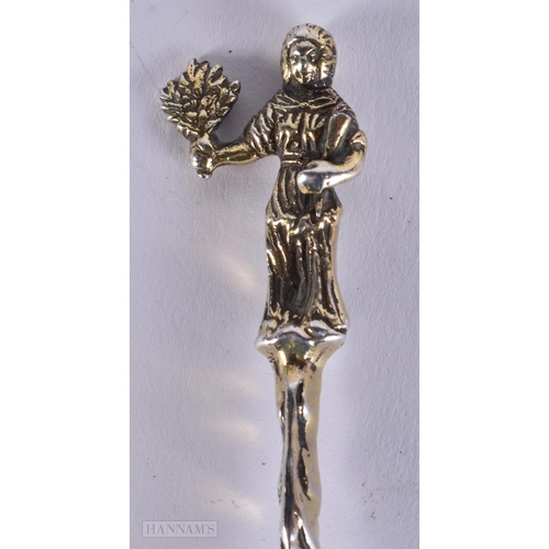 893 - AN 18TH CENTURY CONTINENTAL SILVER GILT APOSTLE SPOON together with other silver spoons. 111 grams. ... 