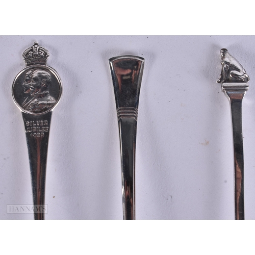 893 - AN 18TH CENTURY CONTINENTAL SILVER GILT APOSTLE SPOON together with other silver spoons. 111 grams. ... 