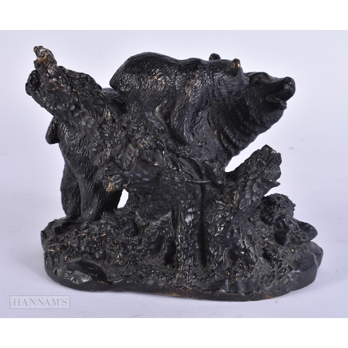 902 - A CONTINENTAL BRONZE BEAR AND CUB. 11 cm x 11 cm.